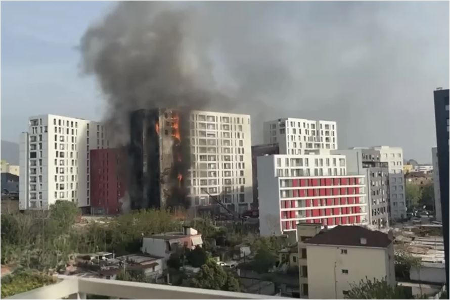 Koçiu me banorët e kompleksit të shkrumbuar nga flakët: Bonus qiraje deri në rindërtimin e plotë 